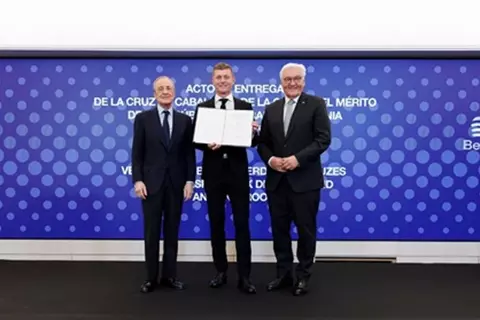 في حفل بالبرنابيو.. كروس يحصل على أعلى وسام ألماني